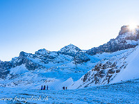 Auf der Bannalper Schonegg teilen sich die Wege: Nach links geht's zum Chaiserstuhl, nach rechts zum Rot Grätli. : Schneeschuhtour Chaiserstuhl