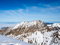 Blick zum Brisen (2404 m) und ins neblige Mittelland : Schneeschuhtour Chaiserstuhl