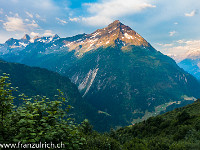 Hinter mir erscheint der Gipfel des Bristen in goldenem Sonnenglanz. : Berg, Bristen, Morgensonne