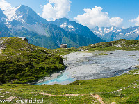 Bald erreiche ich die Schwemmebene Ortliboden und die Windgällenhütte. Die 1.5 Liter Rivella gehen runter wie nichts (heute sind 30 °C angesagt). : AACZ, Oberalpstock, Ortliboden, Schwemmebene, Windgällenhütte