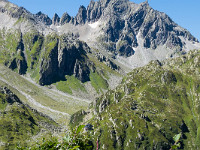 Zuerst marschiere ich Richtung Chrüzlipass, den ich bereits nach einer knappen Stunde erreiche. Blick zurück zur Hütte und zum Sunnig Wichel. : Etzlihütte Praktikum Hüttenwartskurs