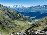 Kurz vor dem Pass biege ich rechts ab und kraxle über den Blockgrat in die Höhe. Schöne Sicht auf das Val Strem: Der Weg vom Chrüzlipass führt hinunter nach Sedrun. Wegen einem Felssturz muss im unteren Teil allerdings ein Umweg über die Alp Caschlé unter die Füsse genommen werden, was gegenüber den Zeitangaben auf dem Wegweiser zusätzliche 1.5 Stunden in Anspruch nimmt. : Etzlihütte Praktikum Hüttenwartskurs