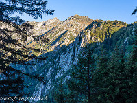 Die Felsrippen im Vordergrund - die Tre Signori - führen auf den Sasso Torrasco. Über diese Rippen führt eine Via Ferrata, ein Klettersteig also, der sich in der Mitte in einen schwierigen (K4-5, links) und einen mittelschweren (K3-4, rechts) Teil auftrennt. : Cima dell'Uomo