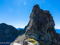 Nach der Bocchetta d'Erbea (im Bild etwas links, unmittelbar unter dem kleinen Wölkchen) geht es in einem steilen Couloir 50 Höhenmeter nach unten und dann wieder hoch zur Bocchetta della Cima dell'Uomo (2277 m). : Cima dell'Uomo