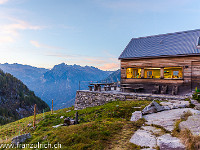 Die im 2014 komplett umgebaute Hütte steht auf der Alp Corte Grande und ist bis Anfangs Oktober bewartet. : Corona di Redorta