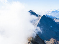 Nach dem Couloir queren wir die Südwestflanke in steilem Geröll und erreichen den Südwestgrat. : Corona di Redorta