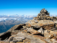 Steinmann auf dem Pizzo Campo Tencia (3071 m). : Cresta dei Tre Corni, Pizzo Campo Tencia, Pizzo Crozlina