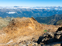 Der Abstieg führt zurück bis kurz vor der Bocchetta di Crozlina, biegt dann nach rechts ab und quert vor der roten Felsbastion zum kleinen (oberen) Gletschersee. : Cresta dei Tre Corni, Pizzo Campo Tencia, Pizzo Crozlina