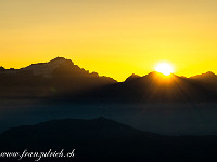 Soeben geht die Sonne auf und taucht uns in goldenes Morgenlicht. : Cresta dei Tre Corni, Pizzo Campo Tencia, Pizzo Crozlina