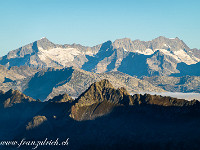 Von der Lücke schweift der Blick nach Nordwesten zum Galenstock (links) und zur Dammakette (rechts). : Cresta dei Tre Corni, Pizzo Campo Tencia, Pizzo Crozlina