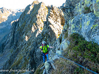 Die schwierigeren Stellen hat Hüttenwart Francesco Marchesi mit Stahlbügeln und Drahtseil ausgerüstet. : Cresta dei Tre Corni, Pizzo Campo Tencia, Pizzo Crozlina