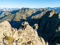 In stetigem Auf und Ab geht es über namenlose Spitzen zum Pizzo Canà (2947 m) und über die Tre Corni (2954 m) zur Bocchetta dei Tre Corni (2839 m). : Cresta dei Tre Corni, Pizzo Campo Tencia, Pizzo Crozlina