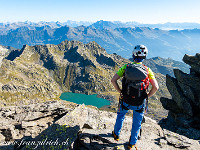 Tief unten leuchtet smaragdgrün der Lago di Morghirolo. : Cresta dei Tre Corni, Pizzo Campo Tencia, Pizzo Crozlina