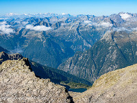 Blick nach Westen ins Maggiatal mit dem Lago di Mognòla. : Cresta dei Tre Corni, Pizzo Campo Tencia, Pizzo Crozlina