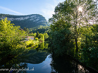 Der Creux-du-Van ist ein riesiger Felsenkessel im Neuenburger Jura. Das Auto haben wir bereits bei der Station Champ-du-Moulin an der Areuse parkiert und sind mit dem Zug eine Station weiter nach Noiraigue gefahren. Hier startet die Wanderung auf den Creux-du-Van. Im der träge dahin fliessenden Areuse spiegelt sich La Clusette. : Creux-du-Van