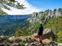 Der Blick in den majestätischen Felsenkessel des Creux-du-Van ist atemberaubend. Der höchste Punkt am Rand ist etwa 1450 m. : Creux-du-Van