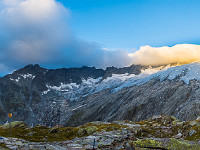 Das Panoramabild mit der Dammahütte und dem Dammastock ist aus 4 Einzelbildern entstanden. Adobe Lightroom rechnet daraus auf Knopfdruck ein Panoramabild. Leider kann ich das Bild in dieser Fotogallerie nicht grösser darstellen. : Dammahütte, Dammakette, Morgensonne, Panorama