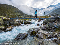 Eine Brücke erleichtert die Überquerung der Dammareuss, welche heute viel  Wasser führt. Die hohen Temperaturen lassen den Gletscher zünftig schwitzen. : Brücke, Dammareuss