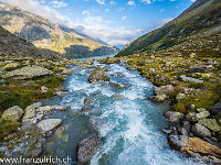 Gurgelnd und zischend strömt das frische Gletscherwasser dem Göscheneralpsee entgegen. : Bergbach, Dammareuss, Gletscherbach, Wasser