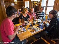 Die Dammahütte mit ihren 20 Schlafplätzen ist richtig gemütlich, und die Hüttenwartinnen Lydia und Ramona verwöhnen uns mit einem feinen Essen: Zucchetti-Suppe, Salat, Hackbraten mit Teigwaren und ein Caramelköpfli - mmmh, fein! Und nachher gibt's wieder einmal einen zünftigen Jass, wie zu den guten alten Schul-Zeiten... : Dammahütte, Essen, Suppe