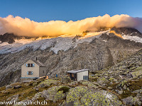 Nach einer klaren Nacht ziehen am Morgen von Südwesten her Wolken über den Dammastock. Ist das nicht ein herrlicher Anblick? : Dammahütte, Dammastock, Morgensonne