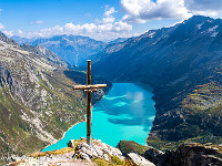 Aussichtspunkt mit Kreuz hoch über dem Göscheneralpsee. : Dammahütte