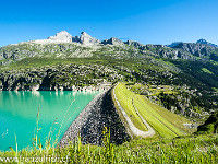 Der Göscheneralpsee wird durch einen bepflanzten Erddamm aufgestaut. 9.3 Millionen Kubikmeter Material wurden verbaut! Im Hintergrund zeigen sich Schijenstock, Bergseeschijen und Hochschijen, alles wunderschöne Kletterberge. : Dammahütte, Göscheneralp, Göscheneralpsee