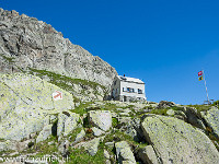 Und hier ist sie nun, die kleine und feine Dammahütte am Fuss der Moosstöcke. : Dammahütte, Göscheneralp, Göscheneralpsee