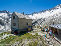 Die Dammahütte wurde an der Berner Landesausstellung 1914 vom SAC ausgestellt und ein Jahr später zum heutigen Standort transportiert und wieder aufgebaut. Sie ist in ursprünglichem und einfachen Zustand und wurde vor ein paar Jahren mit einem Zusatzbau ergänzt (sanitäre Anlagen, Lager). Und eben, sie wird seit 1. Juli 2016 von Lydia und Franz Studer bestens bewartet. : Dammahütte, Göscheneralp, Göscheneralpsee