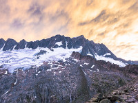 Das Farbenspiel am Abendhimmel ist einmalig - da haben sich die Luftgeister wieder alle Mühe gegeben! Im Bild ist übrigens der Dammastock mit dem markanten Schneefeld, über welches wir morgen aufsteigen werden, um an die Ostrippe zu gelangen. : Dammastock