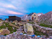 Die Dammaütte ist auf 2439 m gelegen und gehört der SAC Sektion Pilatus. 1914 wurde sie an der Landesausstellung in Bern erbaut - aber das habe ich bereits an anderer Stelle schon geschrieben :-) : Dammastock