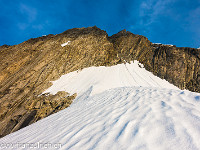 Kurz nach Sonnenaufgang erreichen wir das Firnfeld, welches ein feines Grätchen aufweist und gegen oben immer steiler wird (bis 45°). Den Einstieg in die Ostrippe versuchen wir zuerst unmittelbar links des Couloirs, was jedoch auch nach 30 Minuen knorzen nicht funktionierte. So querten wir halt doch in das Couloir, wo wir leicht 30 m hoch stiegen, dann nach links querten und einfach auf die Rippe gelangten. Vor diesem Couloir grauste's mich ein bisschen, aber es war gar nicht so steinschlägig, wie immer berichtet wird. : Dammastock