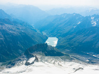 Der Fels ist im mittleren Teil der Rippe recht kompakt und es ist einfach schön, hier an diesem tollen Berg klettern zu können. : Dammastock