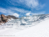 Da wir keine grosse Lust auf das Abseilen über die Rippe haben, steigen wir via obere Triftlimi zur Trifthütte und weiter via Triftbrücke zur Triftbahn hinunter. Der Gletscher ist - abgesehen von gewaltigen Eisabbrüchen wie hier vom Undre Triftchessel aus gesehen - noch gut eingeschneit. : Dammastock