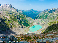 Triftsee mit der bekannten Hängebrücke (da brauchts aber gute Augen, um diese auf dem Foto auszumachen). Weil wir die letzte Bahn erreichen wollen, welche um 17 Uhr fährt, gibt's ab hier keine Fotos mehr. : Dammastock