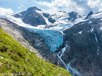 Nun ja, keine Regel ohne Ausnahme: Blick zurück zum Triftgletscher, der in der Sonne dahinschmilzt wie ein Glacé, auf welches ich jetzt grosse Lust hätte. Für eine 13-stündige Bergtour ist 1 Liter Marschtee halt nicht allzuviel. Glücklicherweise hat es unterwegs viele sprudelnde  Bächlein, bei denen ich annehme, dass sie nicht durch Schafe verunreinigt wurden. Also Prost! : Dammastock