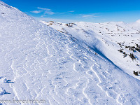 Der Wind hat schöne, geschwungene Muster in den Schnee gezeichnet. In der Natur ist ein ewiges auf und ab, werden und vergehen; Statisches und Starres kennt sie nicht. : Fürstein, Schnee, Schneeschuhtour, Winter