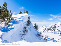 Kurz vor dem Gipfelhang bricht der Grat jäh rechts ab. Die Wächten werden besser nicht betreten! : Fürstein, Schnee, Schneeschuhtour, Winter