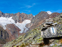 Weiter marschieren wir auf weiss-blau-weiss markierten Bergweg (T4), leicht ansteigend nach Nordwesten. Der rote Fels des Chelenalptals fasziniert mich immer wieder. : Bergseehütte - Chelenalphütte, Göscheneralp
