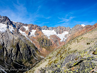 Die Gletscher an den Hängen (von rechts: Chelenfinr, Chelengletscher, Maasplanggfirn, Rotfirngletscher) haben volumenmässig schon bessere Tage gesehen. Während der mittelalterlichen Warmzeit hatte es hier wahrscheinlich noch weniger Eis. Das Klima-Pendel wird also irgendwann wieder in Richtung Klima-Abkühlung ausschlagen. : Bergseehütte - Chelenalphütte, Göscheneralp