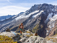 Auch Steinmännchen weisen den Weg. : Bergseehütte - Chelenalphütte, Göscheneralp