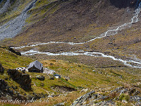 Bald wird die Landschaft etwas sanfter, und tief unten erblicken wir die Chelenalphütte SAC (2336 m). : Bergseehütte - Chelenalphütte, Göscheneralp