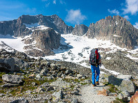 Links der Galenstock (3586 m), rechts das Gross Bielenhorn (3211 m). Gut ist der morgige Aufstieg zu erkennen: Links der Bildmitte zeigt sich der Südostsporn mit dem wuchtigen Vorbau. Der Vorbau wird links umgangen und der Beginn der Kletterei etwa bei 3140 m durch steilen Schnee (oder Geröll) erreicht. In einigen Seillängen im 3. Grad führt die Kletterei zum Punkt 3365. : Galenstock