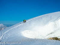 Nun führt der Schneegrat in geschwungener Linie zum Gipfel. Der Galenstock ist bekannt für seine grosse Wächte - deshalb nicht zu nah am Abgrund laufen. : Galenstock