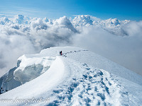 Es haben sich inzwischen grosse Wolkentürme gebildet; zusammen mit der grossen Gipfelwächte wähne ich mich fast im Himalaya... : Galenstock