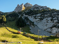 Mit dem Galtigengrat kann ich meine Pilatus-Grat-Trilogie vollenden: Vor einem Jahr Matthorn-Südgrat, im Sommer die Ruessiflue und jetzt der Galtigengrat. In der rechten Bildhälfte ist die Mattalpplatte zu sehen, über welche diverse Mehrseillängen-Routen vom 4. bis zum 6. Grad hochführen. : Galtigengrat, Pilatusbahn, Zahnradbahn