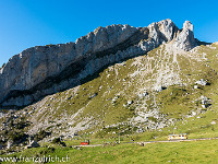 Bei der Ämsigen-Alp steigen wir aus und wandern in rund 40 Minuten zur Mattalp hoch. Im Bild das Tomlishorn mit der steilsten Zahnradbahn der Welt, der Pilatusbahn. : Mattalp, Matthorn, Pilatusbahn, Zahnradbahn