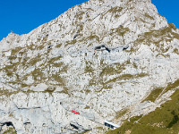 Der wuchtige Aussichtsgipfel des Pilatus heisst Esel - und durch diese Wand werden wir am Schluss hochsteigen. : Esel, Galtigengrat, Pilatus, Pilatusbahn, Zahnradbahn