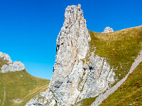 Und schon ist der vierte Turm des Galtigengrats in Sicht: Eine steile Seillänge im 5. Grad steht an. Im Topo sehe ich, dass es links davon etwas einfacher sein sollte, dafür stecken nur alte Schlaghaken. : Galtigengrat, Turm 4