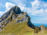 Pausenlos fahren die Bahnen von allen Seiten und bringen unzählige Touristen auf den Berg. : Esel, Galtigengrat, Kulm, Luftseilbahn, Pilatus